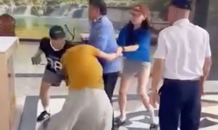 Khởi tố hoa khôi ĐH Kinh tế-Tài chính TP.HCM đánh người ở chung cư