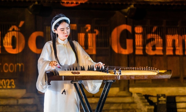Nhạc sĩ Đinh Khánh Ly 'giữ lửa' âm nhạc truyền thống tại Tour đêm Văn Miếu