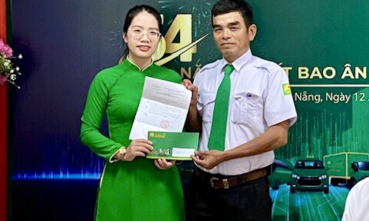 Tài xế taxi giúp sản phụ hạ sinh bé gái 3,3kg ngay trên xe