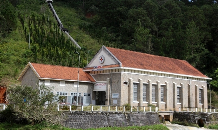 Nhà máy thủy điện đầu tiên ở nước ta xây dựng năm nào?