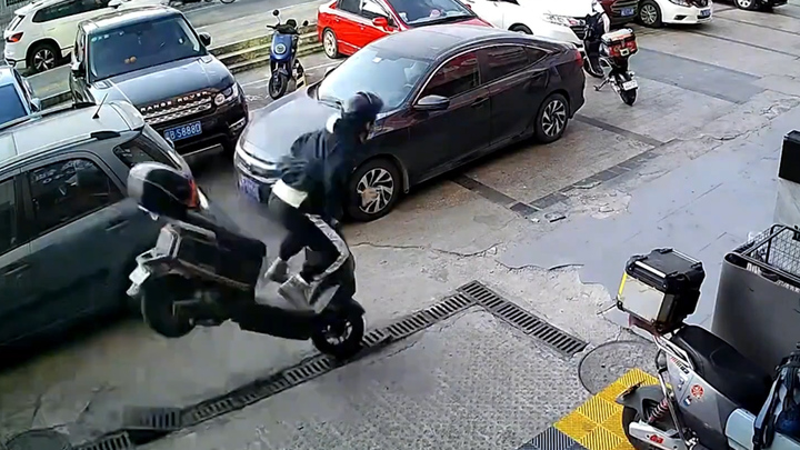 Vấp nắp cống thoát nước, nam thanh niên lộn nhào 180 độ