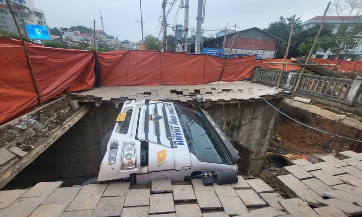 Yên Bái: Sập hành lang cầu, xe tải lọt xuống hố sâu