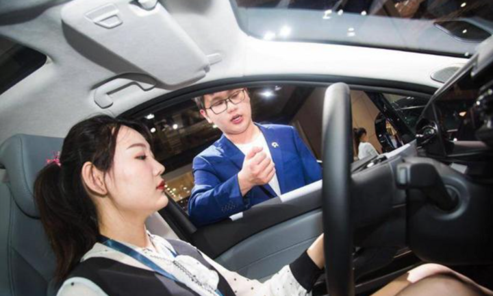 Nghề bán ô tô điện ở Trung Quốc thật sự 'hái' ra tiền?