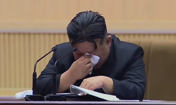 Chủ tịch Triều Tiên Kim Jong-un rơi nước mắt khi kêu gọi ngăn tỷ lệ sinh giảm