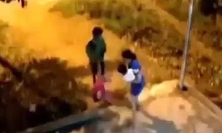 Khởi tố người bố ở Thanh Hóa cầm chân con 4 tuổi ném ra đường