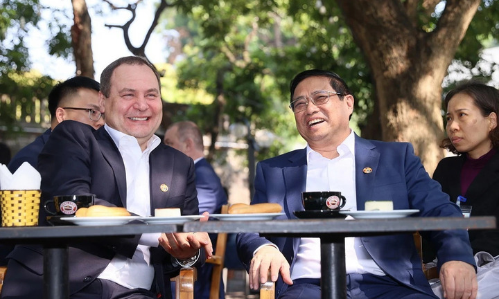 Thủ tướng Việt Nam và Belarus tham quan Cột Cờ Hà Nội, thưởng thức cà phê