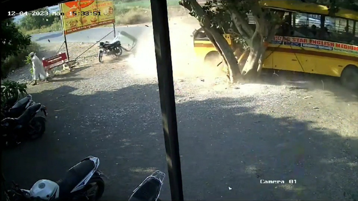 Tài xế mất kiểm soát, xe buýt chở học sinh tông thẳng vào gốc cây 