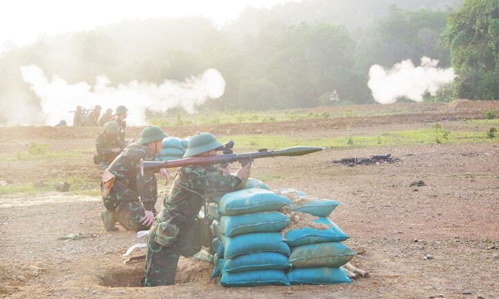 Gay cấn màn diễn tập dùng súng cối tiêu diệt địch đổ bộ đường không