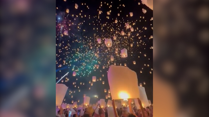 Hàng ngàn chiếc đèn trời thắp sáng bầu trời Thái Lan