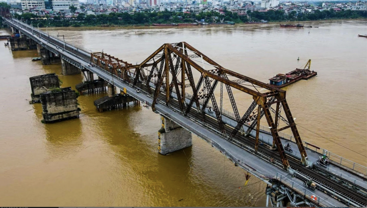 Hà Nội đề xuất làm hệ thống tàu điện treo 1 ray dọc hai bờ sông Hồng