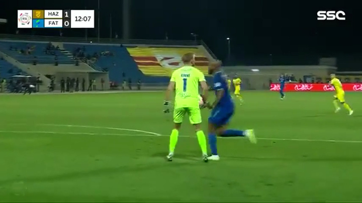 Quả phạt đền 'kỳ lạ', đội bóng nhận bàn thua đau đớn