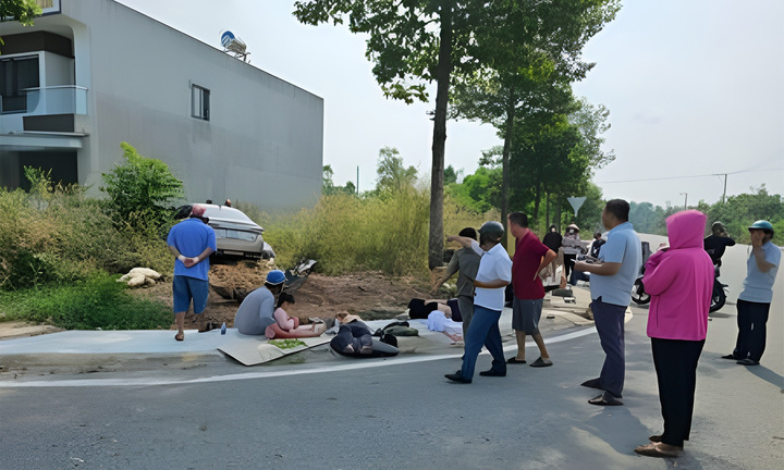 Ô tô ở Bình Dương húc văng 2 xe máy, 5 người bị thương