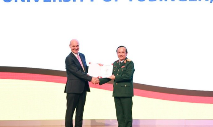 Giám đốc Bệnh viện 108 nhận hàm giáo sư đại học ở Đức