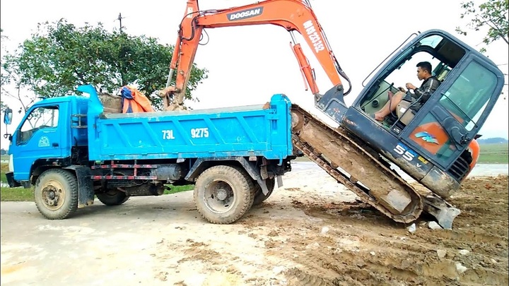 Cách máy xúc 'trèo' lên thùng xe tải