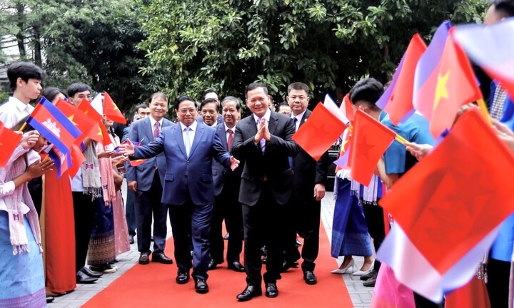 Thủ tướng Phạm Minh Chính và Thủ tướng Campuchia giao lưu với giới trẻ hai nước