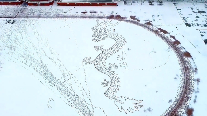 Người đàn ông vẽ hình rồng khổng lồ dài 100m trên tuyết