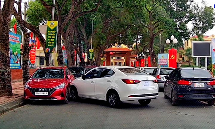 'Đứng hình' trước tình huống đạp ga của tài xế ô tô