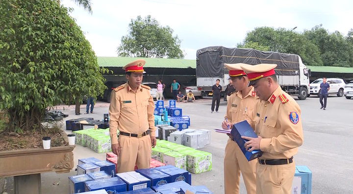 Hà Tĩnh: Bắt giữ xe tải vận chuyển 1.630 chai rượu lậu trên đường đi tiêu thụ