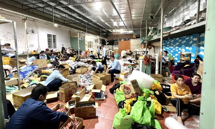 Tổng kho hàng giả nhãn hiệu cao cấp bị bắt quả tang khi livestream trên Facebook