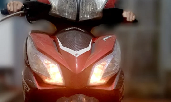 Bật đèn xe máy ban ngày lợi hay hại?