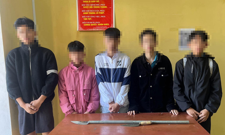 Nhóm thiếu niên ở Tuyên Quang mang vũ khí định hỗn chiến trước cổng trường 