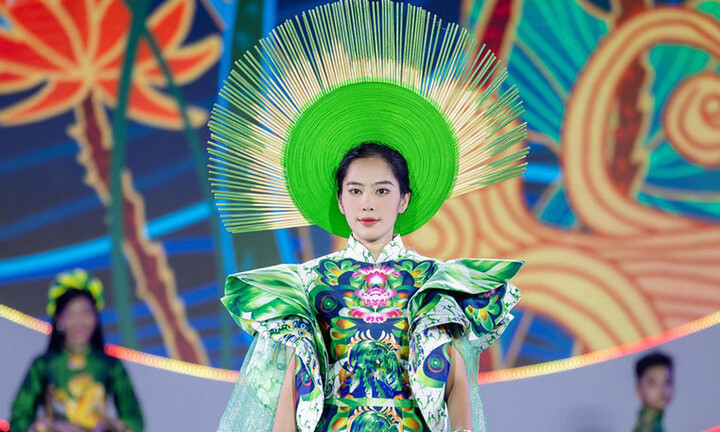 Sau ồn ào phát ngôn đời tư, Nam Em tự tin trình diễn áo dài trên sân khấu