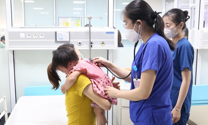 Bé 2 tuổi nuốt phải đinh vít sắc nhọn khi sang chơi nhà hàng xóm