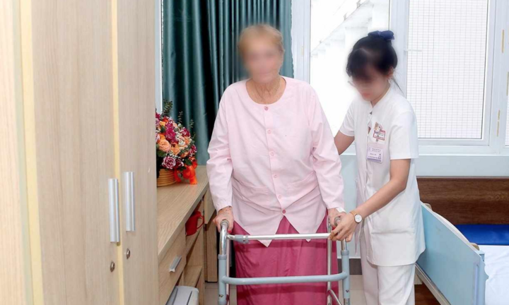 Cứu nữ du khách 73 tuổi người Pháp ngã cầu thang, mất khả năng đi lại