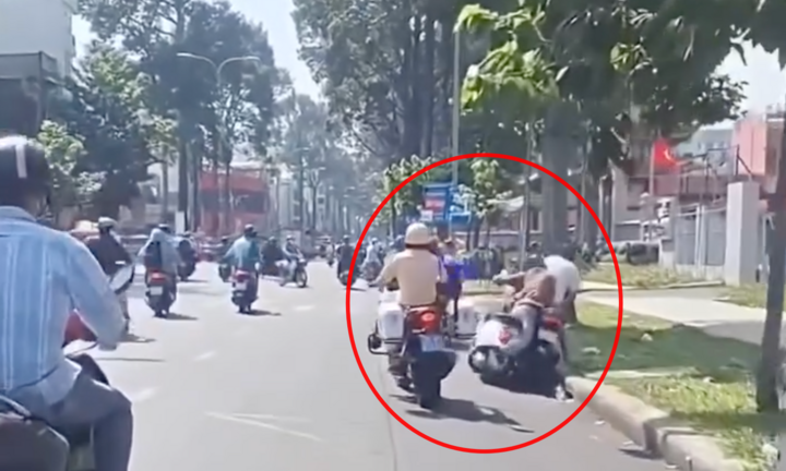 Tạm đình chỉ cảnh sát giao thông đạp người đi xe máy ngã xuống đường 