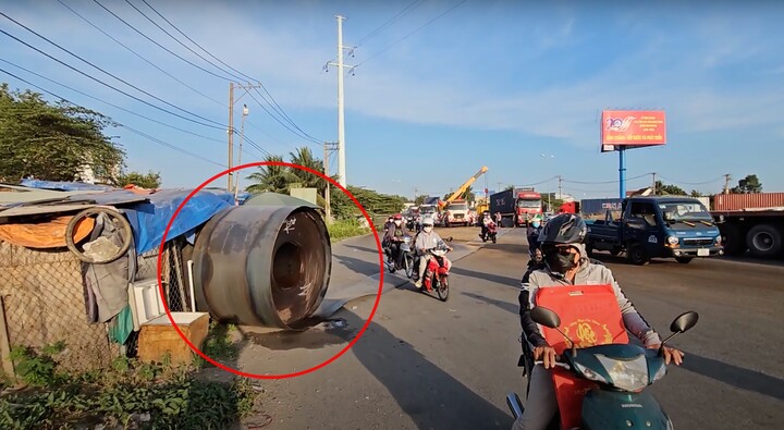 3 cuộn sắt nặng hàng chục tấn văng khỏi rơ-moóc trúng xe container đi đường