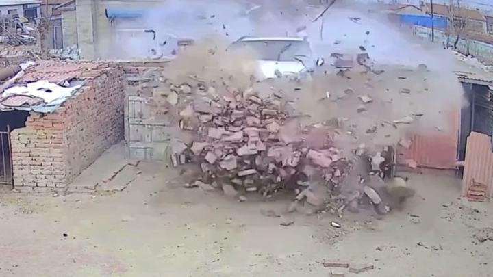 Kinh hoàng ô tô lao như tên bắn tông xuyên tường nhà dân