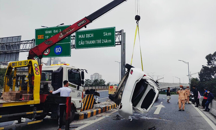 Hà Nội: Tài xế buồn ngủ lái ô tô tông 2 xe máy ở đường Vành đai 3 trên cao 