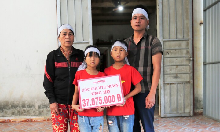 Trao hơn 37 triệu đồng cho gia đình ba trẻ có mẹ bị lũ cuốn trôi