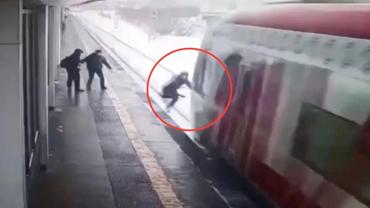 Trêu đùa với bạn, nam thanh niên ngã vào đường ray lúc tàu chạy tới