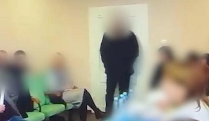 Ủy viên hội đồng làng ở Ukraine ném lựu đạn giữa cuộc họp, 26 người bị thương