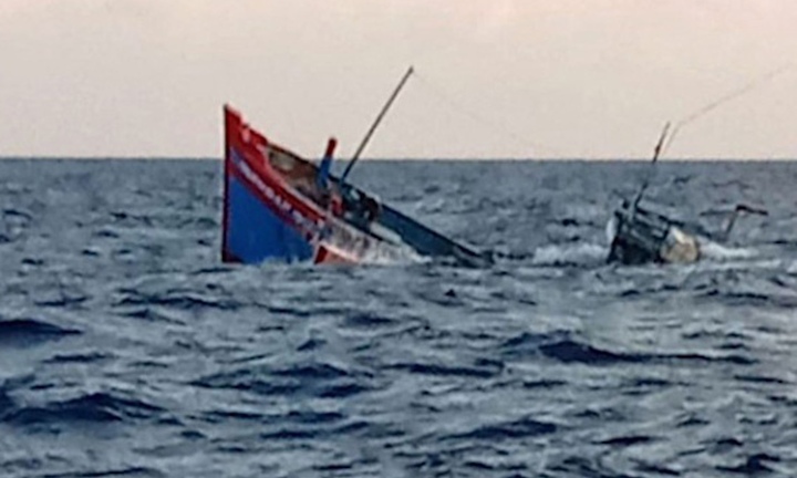 Chìm tàu trên vùng biển Thừa Thiên - Huế, 2 thuyền viên mất tích