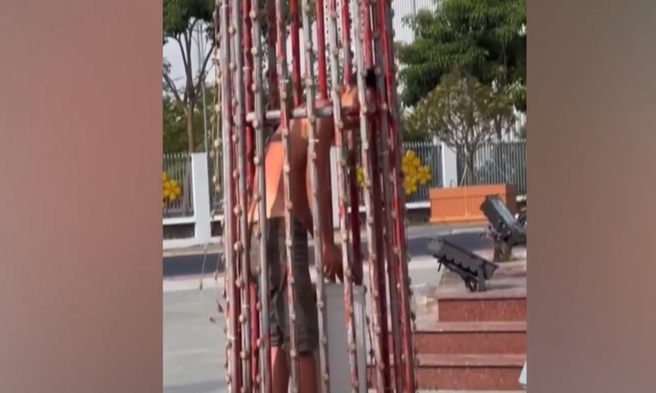 Cứu thanh niên mắc kẹt trong trụ đèn trang trí cao 7m 