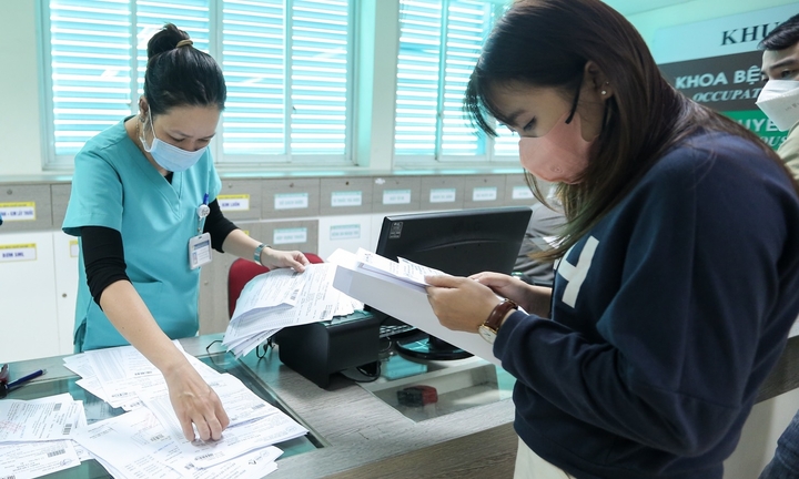 Xin giấy chuyển tuyến rườm rà, nhiều người bệnh bỏ điều trị theo bảo hiểm y tế