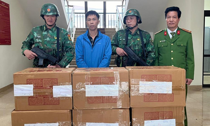 Bắt quả tang người đàn ông vận chuyển 2 tạ pháo qua biên giới