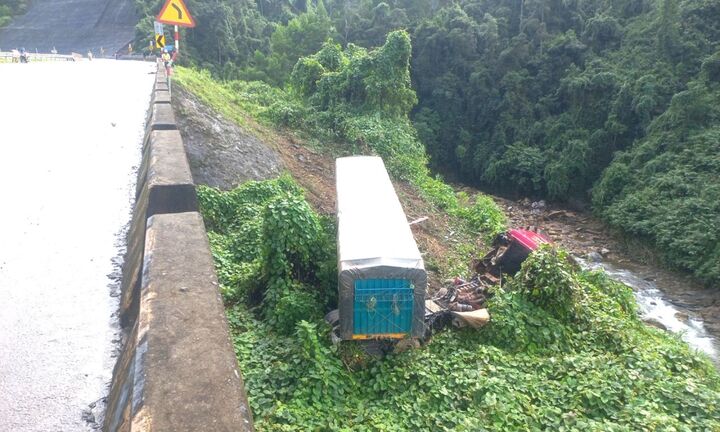 Xe đầu kéo rơi xuống vực sâu cao tốc La Sơn-Túy Loan, 2 người bị thương