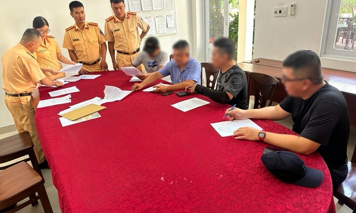 CSGT TP.HCM xử lý nhóm người chạy xe mô tô Harley vào làn đường ô tô