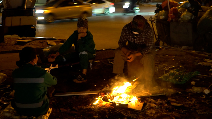 Người lao động mưu sinh trong đêm giá lạnh 13 độ C ở Hà Nội 