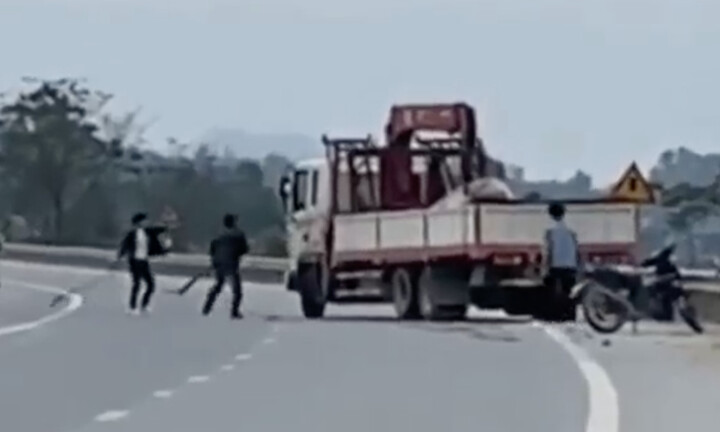 Tạm giữ hình sự 2 thanh niên cầm hung khí đập vỡ kính xe tải ở Nghệ An