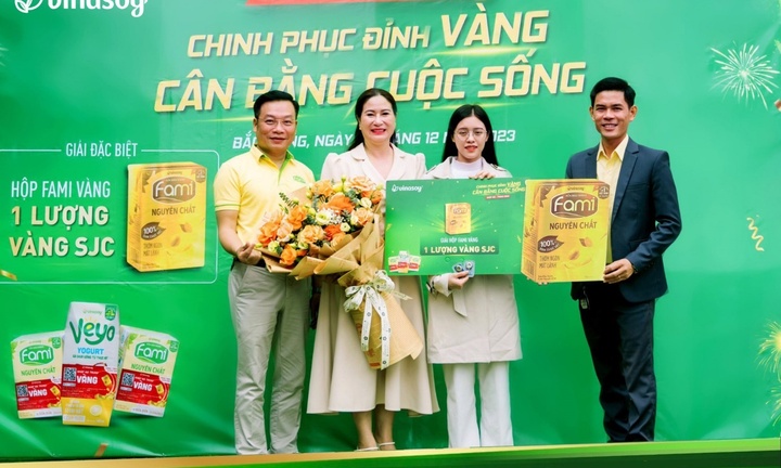 Vinasoy trao giải đặc biệt 1 lượng vàng cho khách hàng may mắn tại Bắc Giang