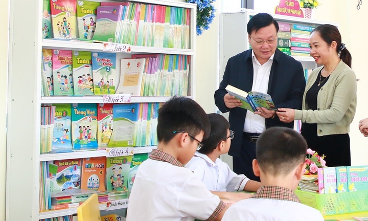 Ngành BHXH tặng hơn 300 đầu sách cho học sinh ở TP Hà Tĩnh