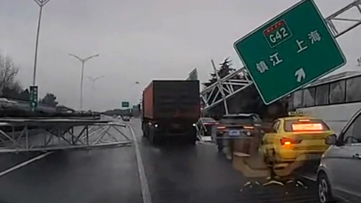 Tài xế quên hạ thùng, xe tải tông sập trụ biển báo