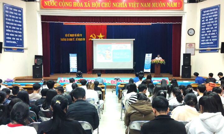 Tuyên truyền, đối thoại chính sách BHYT với sinh viên