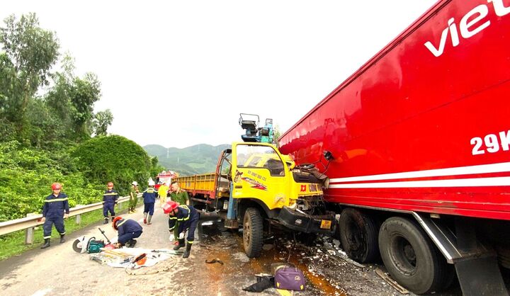 Giải cứu tài xế mắc kẹt trong cabin xe tải bẹp dúm