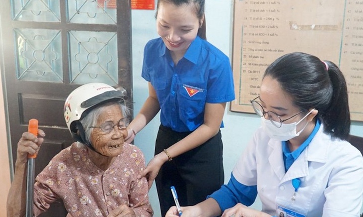 Bảo hiểm y tế: 'Điểm tựa' cho người cao tuổi lúc ốm đau, bệnh tật