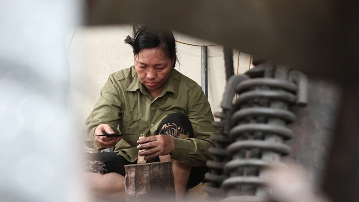 Người phụ nữ 'thép' hơn 30 năm giữ lửa nghề rèn Đa Sỹ